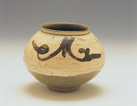 7.분청사기철화초화무늬호