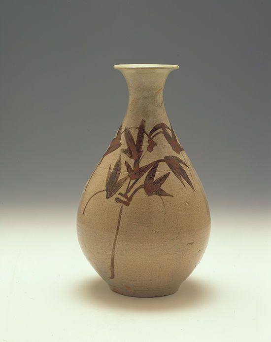 9.백자철화죽무늬병