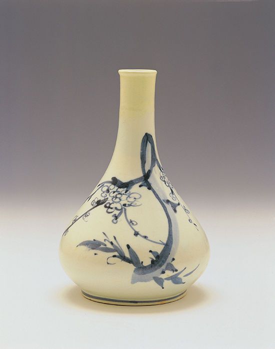 8.백자청화매죽무늬병